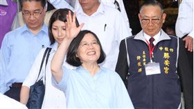 蔡總統走訪台南宮廟　向民眾揮手致意總統蔡英文（前中）17日前往台南市北區勝安宮參香，向現場民眾揮手致意。中央社記者楊思瑞攝　108年5月17日