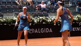 詹詠然（左）與詹皓晴聯手闖進準決賽。（圖／WTA提供）