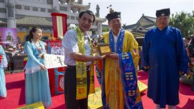 中國道教協會副會長陸文榮　回應質疑中國道教協會副會長、海南省道教協會會長陸文榮坐擁龐大財富，其子3月在加拿大遭綁架獲釋，5月他受訪澄清財富疑點。圖為陸文榮（右2）2015年5月在道教南宗五祖白玉蟾的誕辰紀念日與時任屏東縣道教協會監事林協松（右3）互贈禮品。（中新社提供）中央社　108年5月17日