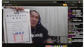 ▲柯文哲支持者比較館長的「感謝狀」，大讚「阿北的作風」低調親民（圖／翻攝自臉書《柯文哲粉絲後援會》）