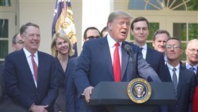 川普大讚USMCA 最現代化貿易協定在大批官員陪同下，美國總統川普1日宣布，美國與墨西哥及加拿大談成USMCA，是更互惠、最現代化的貿易協定。中央社記者鄭崇生華盛頓攝 107年10月2日