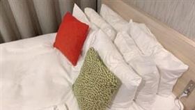 太熱心！住飯店多要枕頭「6週後變8顆」　網笑：服務優良（合成圖／翻攝自爆怨公社臉書）