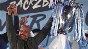 ▲曼城瓜帥捧起英超冠軍盃。（圖／美聯社／達志影像）