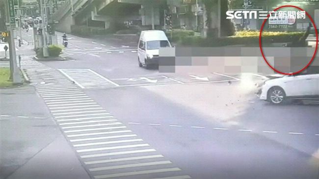 砰！休旅車與機車碰撞　騎士彈飛亡