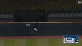 ▲白襪賈西亞（Leury Garcia）把小葛雷諾（Vladimir Guerrero Jr.）的飛球接成全壘打。（圖／翻攝自MLB官網）