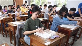 國中教育會考登場（1）108年國中教育會考18日登場，全國共有21萬3691名考生報名，第一天考試科目為社會、數學、國文及寫作測驗。中央社記者吳翊寧攝　108年5月18日