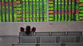 馮虛御風  踏浪而行：中國券商股市展望如籤詩2018年大陸悲迎熊市，貿易戰前景未明，陸股後市難測。中國各大券商近日陸續公布2019年股市展望報告，不約而同引用「馮虛御風」等艱澀難懂的成語形容，遭譏跟廟裡求的籤詩沒有兩樣。（中新社提供）中央社  107年12月18日