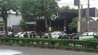 歹徒持長槍掃射茶館！26槍轟死一男