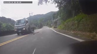 重機正面對決小貨卡　騎士送醫不治