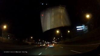 國道飛來「引擎蓋」　驚魂畫面曝光