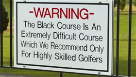 ▲黑球場的提醒球員及球友的警告看板。（圖／翻攝自PGA錦標賽推特）
