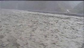 高雄市桃源等山區今（18）日上午持續大雷雨造成荖濃溪河水上漲，公路總局甲仙工務段將自下午2時起預警性封閉台20線勤和到復興中期道路，預計19日上午8時開放。（圖／翻攝自即時影像監視器）
