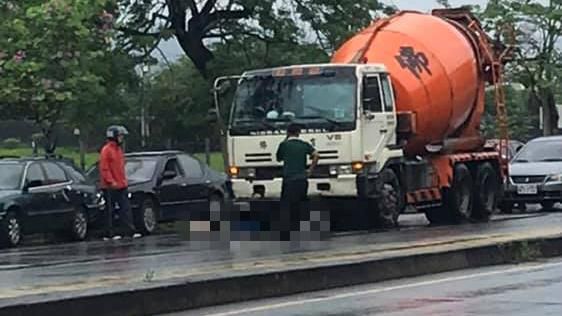 疑擦撞預拌混凝土車　騎士遭拖行不治