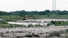 雲林中沙大橋下溪水暴漲　工人受困　國道一號中山高速公路雲林中沙大橋下，18日因濁水溪溪水暴漲造成多名工人受困，所幸陸續由現場怪手成功救援，眾人皆無大礙。（雲林縣消防局提供）中央社記者黃國芳傳真　108年5月18日