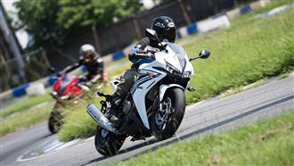 為閃違規貨車　知名雜誌總編摔車亡