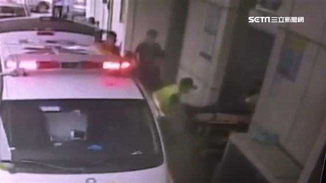 雙煞持槍轟26槍！顧客夫婦遭波及
