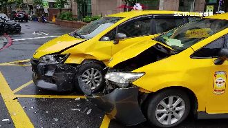 衰！她搭小黃「同路口」發生三次車禍