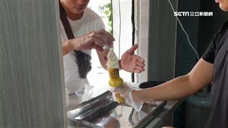 冰品玩創意！「烤玉米」變冰淇淋甜筒