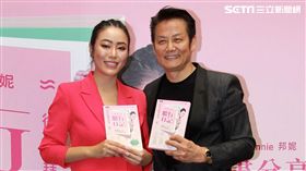 徐乃麟帶著蛋糕為新銳作家阿猷聯空姐邦妮「空服員邦妮從杜拜出發的飛行日記」新書站台。（記者邱榮吉/攝影）