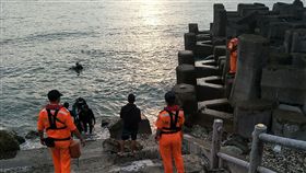 綠島浮潛失蹤　警消獲報持續搜索仍未果（3）一名郭姓男子18日到綠島石朗潛水區浮潛卻遲未上岸，警消獲報展開搜索，海巡署東部分署第一三岸巡隊表示，截至晚間8時共出動空偵機、海巡艇1艇6人、岸際搜尋兵力4車11人次，但仍未尋獲失蹤郭男。（第一三岸巡隊提供）中央社記者李先鳳傳真　108年5月18日