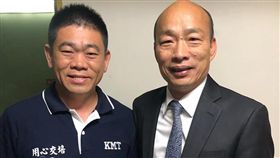 曾文培狂蹭韓國瑜（圖／翻攝自曾文培－用心交「培」臉書）
