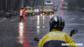 大雨,雷雨,午後雷陣雨 圖／記者林敬旻攝