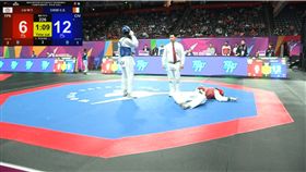 跆拳道世錦賽／對手犯規正拳爆頭　劉威廷失去意識倒地送醫
圖／翻攝自World Taekwondo YouTube
https://www.youtube.com/watch?v=HGjE7TIwYMg