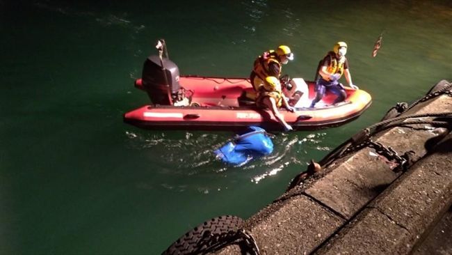海面怪怪的！釣客驚見男浮屍「飄來」