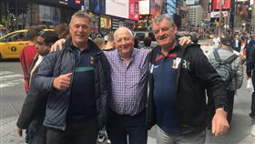 用手機幫陌生大叔拍觀光照　網友「肉搜」支援一小時找到人
圖／翻攝自CBones705 Twitter
https://twitter.com/CBones705/status/1127602745333227525