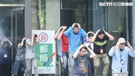 萬安演習，大樓內民眾配合警消救災疏散，台北市長柯文哲前往視導。（圖／記者林敬旻攝）