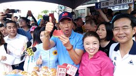 雲林六房媽過爐扶轎，郭台銘與張麗善縣長、張嘉郡委員，郭台銘辦公室提供