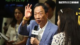 郭台銘與青年座談（1）鴻海董事長郭台銘（中）18日在台北與青年座談，面對年輕朋友對鴻海傳出在中國大陸廠區有共產黨組織的相關提問，郭台銘強調，包括台商和外商企業內，都有類似組織，首先他百分百確認，相關組織不能干預富士康的經營。中央社記者徐肇昌攝　108年5月18日