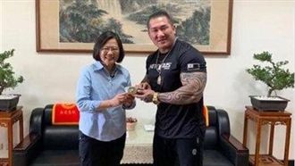 蔡英文感謝館長相挺！展捍衛主權決心