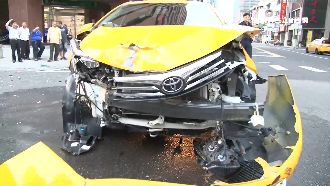 闖紅燈正面衝撞小黃　駕駛肇逃拒酒測