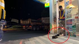 路平施工師傅進超商還脫鞋(新竹市民提供)