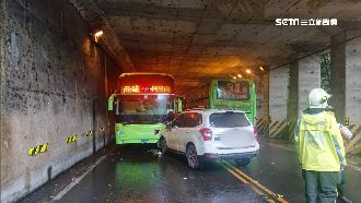 搶快跨線逆向超車！阿里山3車連環撞