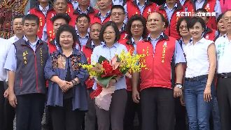 小英港都拜廟接地氣　民眾：總統加油
