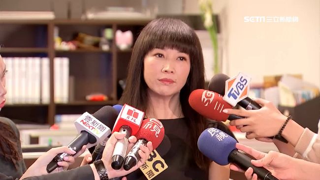 瘋狂粉絲頻示愛　美女議員討裸照騷擾