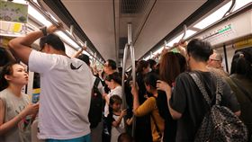 北京市祭地鐵禁食令　民眾：乘客自覺最重要（2）北京地鐵不管是高峰或離峰時刻，幾乎都是爆滿狀態，若有人在地鐵吃東西，產生的異味常會招致怨言。中央社記者陳家倫北京攝　108年5月19日