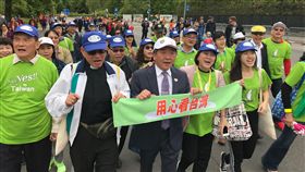 世衛健走  陳時中持用心看台灣布條衛福部長陳時中（前左3）19日參與世界衛生組織舉辦的一場健走活動，並手持「用心看台灣」布條。中央社記者唐佩君日內瓦攝  108年5月19日