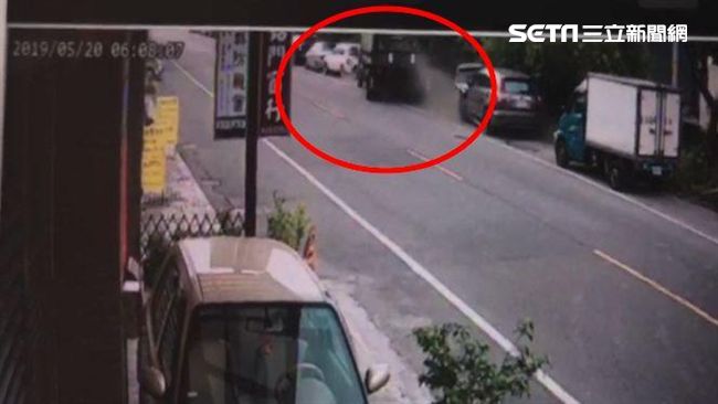 驚！宜蘭金六結軍用卡車衝撞路邊8車
