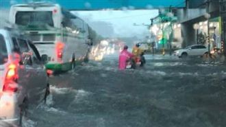 暴雨襲北台／機捷A8水淹道路大塞車