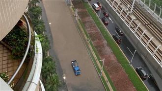 暴雨襲北台／淡水馬路狂淹、車子受困