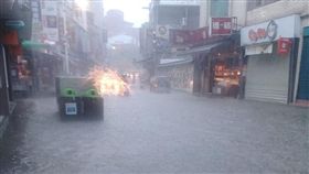 暴雨襲北台，淡水老街淹水(翻攝自細說淡水)