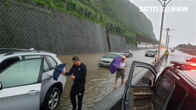 大雨狂瀉！新北多處淹…石門水深半輪