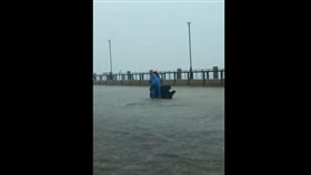 暴雨襲北台／淡水路變河　騎士為上班冒險涉水景象令人憐