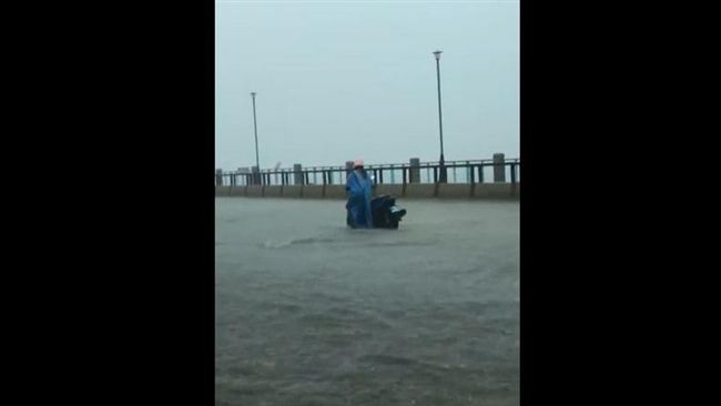 為了上班！淡水路變河　騎士冒險涉水