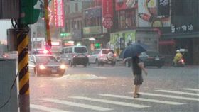 暴雨襲北台／萬屎奔騰！淡水竹圍驚爆「糞水」淹上街臭翻天（圖／翻攝自細說淡水臉書）