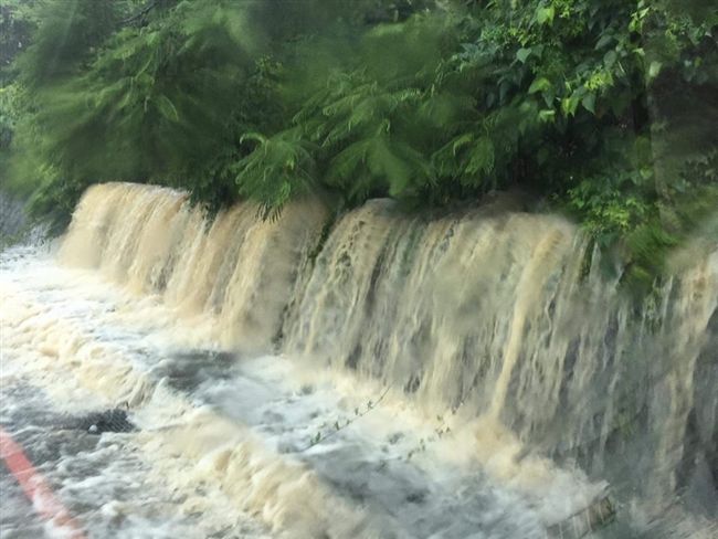 暴雨襲北台／八里龍米路「黃沙瀑布」