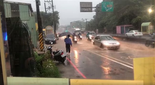 淡水淹水路變河　網友：要來抓魚嗎？